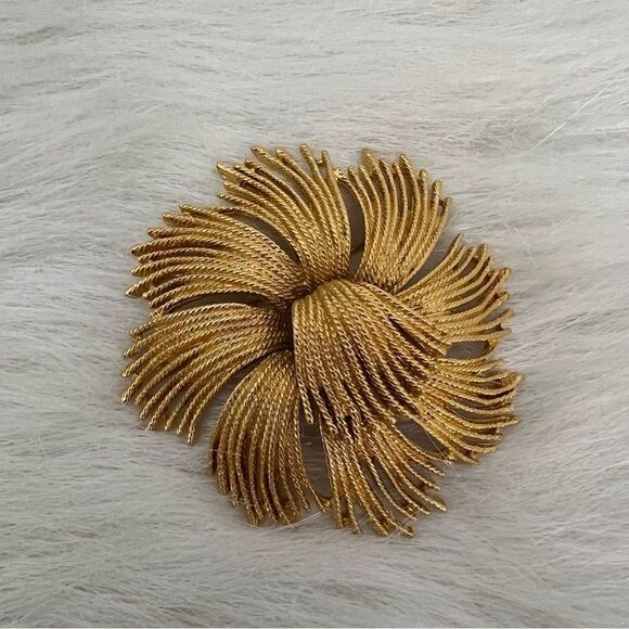 Vintage Monet Cordelia GoldTone Metal Flower Pin Brooch - Picture 8 of 10